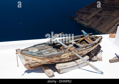 Boot auf einem Dach in Firostefani in der Nähe von Fira auf Santorin in Griechenland Stockfoto