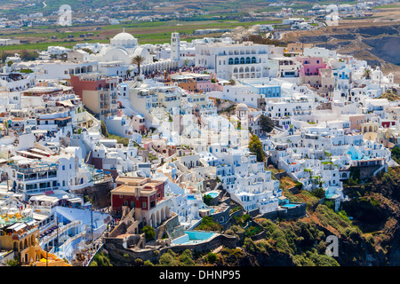 Ansicht von Gebäuden auf der Caldera in wichtigsten Stadt von Fira Santorini Griechenland Europa Stockfoto