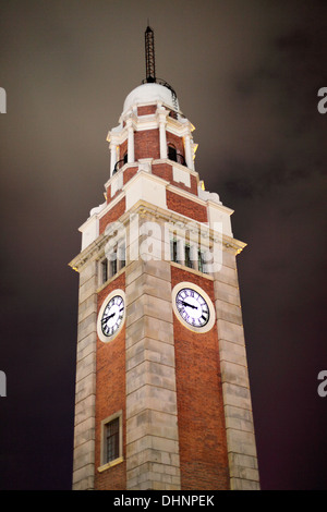 Tsim Sha Tsui Clock Tower in der Nacht. Hongkong, China Stockfoto