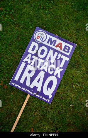 Anti-"Nicht Krieg den Irak angreifen" Plakat von 2003 Protestmarsch in London, Vereinigtes Königreich. Stockfoto