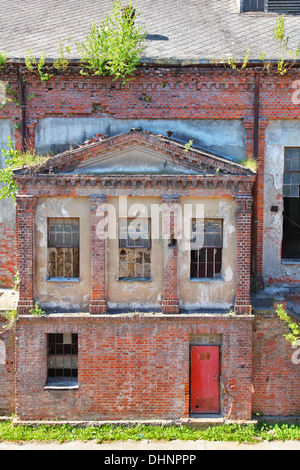 Fassade der geworfenen Fabrik Stockfoto