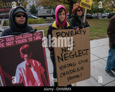 Washington, DC USA, 13. November 2013: Lakota Sioux Führer zeigt sich in der White House Tribal Konferenz statt Mittwoch bei uns-Departement des Innern. Sie wollen ein FBI von South Dakota Einhaltung der indischen Child Welfare Act. Bildnachweis: Ann wenig/Alamy Live-Nachrichten Stockfoto