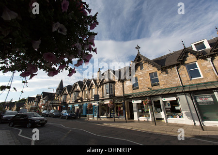 Stadt von Pitlochry, Schottland. Malerische Aussicht auf die Gusseisen-Haube abgedeckt Geschäfte im Stadtzentrum von Pitlochry Atholl unterwegs. Stockfoto