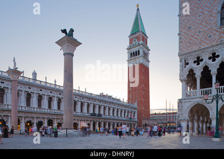 Venedig - Markusplatz Campanile, Dogenpalast, Löwen von Venedig und nationale Bibliothek von San Marco auf der Piazzetta San Marco Stockfoto