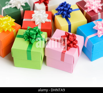 Multi-Color-Geschenk-Boxen isoliert auf weißem Hintergrund Stockfoto