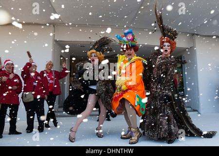 Pantomime Dames Witwe Twankey (Bobby Crush) und die hässlichen Schwestern Tulisa und Miley (Paul Burnham und Graham Hoadly). Stockfoto