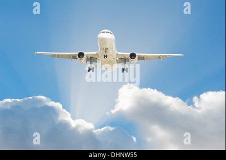 Großen Passagierflugzeug in den blauen Himmel fliegen Stockfoto