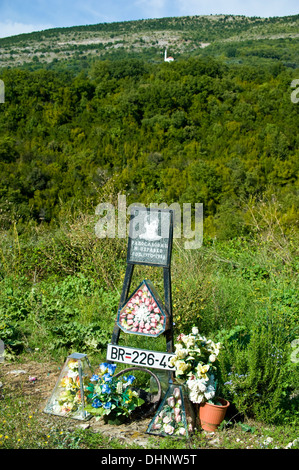 Ein Bildstock, ein junger Mann getötet bei einem Verkehrsunfall in Crna Gora gewidmet. Stockfoto