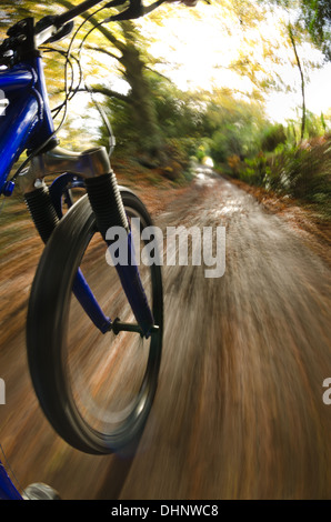 Mountainbiken mit Geschwindigkeit entlang einer schlammigen Langlauf-Route zeigt Detail Rad Fahrer Klemmen Pedale aus einem niedrigen Winkel Stockfoto