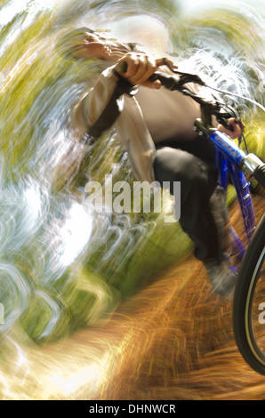 Mountainbiken mit Geschwindigkeit entlang einer schlammigen Langlauf-Route zeigt Detail abgestürzten Fahrer kommen aus Rad Schlupf verloren-Regelung Stockfoto