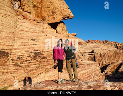 Zu zweit am Red Rock Canyon National Conservation Area, die ungefähr 20 Meilen von Las Vegas Stockfoto