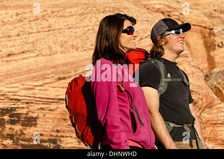 Besucher am Red Rock Canyon National Conservation Area bei Sonnenuntergang Stockfoto