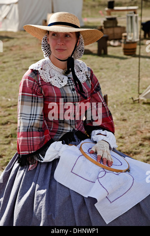 Bürgerkrieg-Ära "Offiziers Frau" Stricken, historische Reenactment, Fort Union National Monument, New Mexico, USA Stockfoto