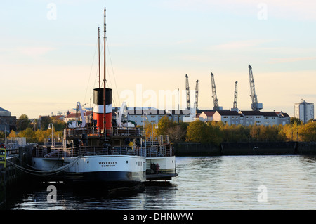 Die PS Waverley Raddampfer angedockt in Pacific Quay, Glasgow, Schottland und die jetzt abgebaut BAE Systems Krane am Horizont. Stockfoto