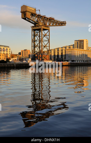 Die Finnieston Kran an den Ufern des Flusses Clyde, Glasgow, Schottland, in der Abendsonne. Stockfoto