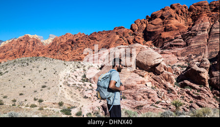 Kletterer Wanderungen im Red Rock Canyon National Conservation Area, die ungefähr 20 Meilen von Las Vegas Stockfoto