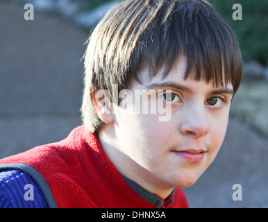 Hübscher Junge mit Down-Syndrom und Autismus Stockfoto