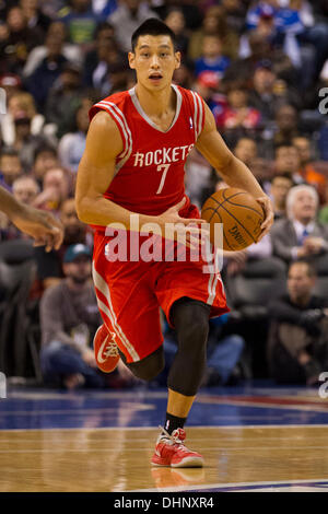 Philadelphia, Pennsylvania, USA. 13. November 2013. Houston Rockets Point guard Jeremy Lin (7) in Aktion während der NBA-Spiel zwischen den Houston Rockets und die Philadelphia 76ers im Wells Fargo Center in Philadelphia, Pennsylvania. (Christopher Szagola/Cal Sport Media) Bildnachweis: Csm/Alamy Live-Nachrichten Stockfoto