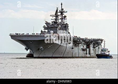 Die uns Marine USS America kehrt in Huntington Ingalls Werft nach Abschluss des Erbauers Probefahrten vor Inbetriebnahme 9. November 2013 in Pascagoula, MS. Die Amerika werden das erste Schiff dieser Klasse, die Tarawa-Klasse amphibischer Angriff Schiffe zu ersetzen. Stockfoto