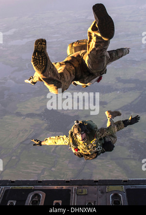 US Army Fallschirmjäger springen von einer US-c-130 Hercules-Flugzeuge während des Trainings zu bewältigen Süd 10. November 2013 in Bangladesch. Stockfoto