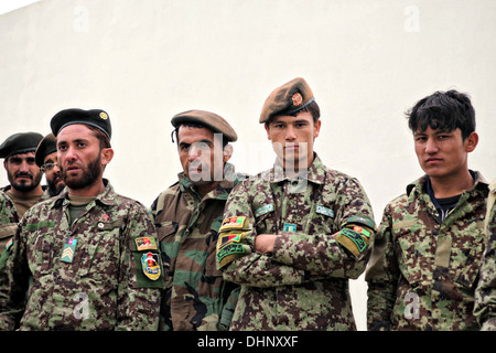 Afghan National Army Soldaten warten auf einen Messing und Munition-Check nach Abschluss einer Übung auf den Abriss-Bereich bei Forward Operating Base Gamberi 5. November 2013 in Provinz Laghman, Afghanistan. Stockfoto