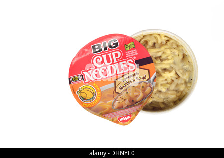 Geöffnet und gekocht Topf von Nissin Big Cup Nudeln Ramen auf weißem Hintergrund, Ausschnitt. USA Stockfoto