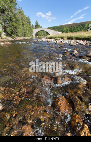 Fluss Gairn, Schottland. Malerische Aussicht auf den Fluss Gairn in der Nähe von Gairnshiel Lodge mit A939 Brücke im Hintergrund. Stockfoto