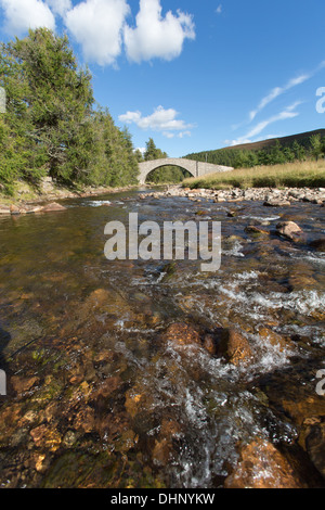 Fluss Gairn, Schottland. Malerische Aussicht auf den Fluss Gairn in der Nähe von Gairnshiel Lodge mit A939 Brücke im Hintergrund. Stockfoto