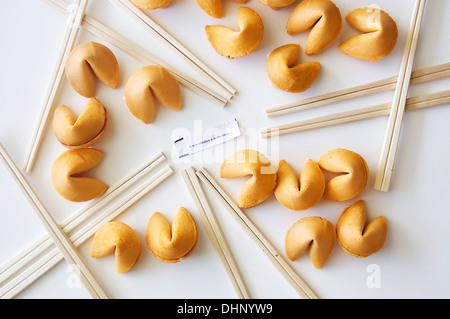 Studio-Kompostion Glückskekse und Stäbchen Stockfoto