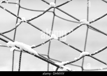 Schnee auf die Fußball-net-schwarz-weiß Stockfoto