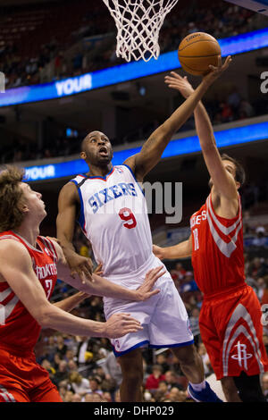 13. November 2013: Philadelphia 76ers shooting Guard James Anderson (9) für die Aufnahme geht wie er trennt zwischen Houston Rockets center Omer Asik (3) und kleine vorwärts Omri Casspi (18) während der NBA-Spiel zwischen den Houston Rockets und die Philadelphia 76ers im Wells Fargo Center in Philadelphia, Pennsylvania. Die 76ers gewinnen 123-117 in Überstunden. (Christopher Szagola/Cal Sport Media) Stockfoto