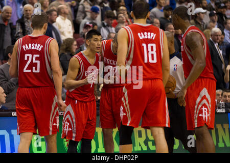 13. November 2013: Houston Rockets point Guard Jeremy Lin (7), die Dinge mit seinen Teamkollegen, über spricht; kleines vorwärts Chandler Parsons (25), schießen bewachen Francisco Garcia (32), kleine vorwärts Omri Casspi (18) und Power Forwards Terrence Jones (6), während das NBA-Spiel zwischen den Houston Rockets und die Philadelphia 76ers im Wells Fargo Center in Philadelphia, Pennsylvania. Die 76ers gewinnen 123-117 in Überstunden. (Christopher Szagola/Cal Sport Media) Stockfoto
