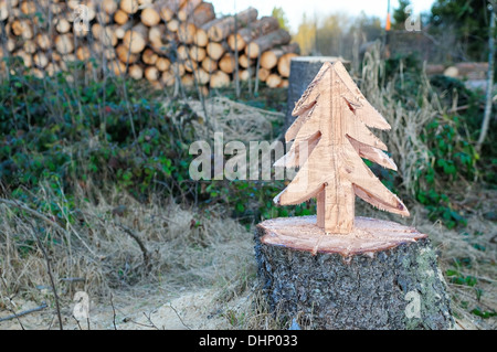 Weihnachtsbaum aus dem Stumpf gesägt Stockfoto