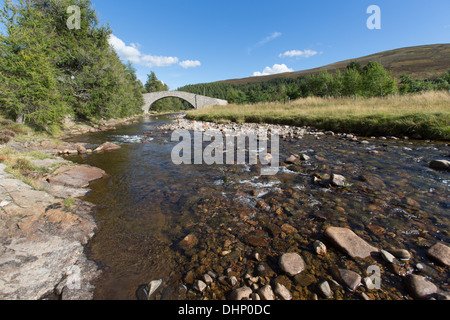 Fluss Gairn, Schottland. Malerische Aussicht auf den Fluss Gairn in der Nähe von Gairnshiel Lodge mit A939 Brücke im Hintergrund. Stockfoto