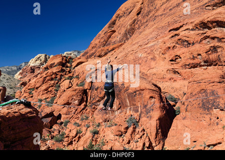 Junge Frau bei Highline im Red Rock Canyon National Conservation Area Stockfoto