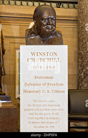 Eine Bronze-Büste von Sir Winston Churchill wird vorgestellt in einer Zeremonie auf dem US-Kapitol 30. Oktober 2013 in Washington, DC.  Die Büste (22 Zoll hoch, Breite 26 Zoll, 16 Zoll tief) wurde von Oscar Nemon, einer der profiliertesten Porträt Bildhauer des 20. Jahrhunderts geschaffen. Stockfoto