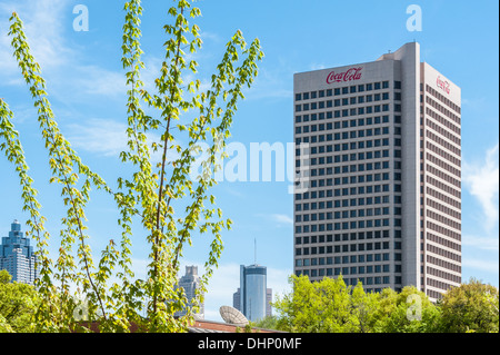 Coca-Cola International Headquarters Building und Blick auf die Skyline von Atlanta vom Georgia Tech Campus. (USA) Stockfoto