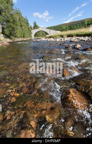 Fluss Gairn, Schottland. Malerische Aussicht auf den Fluss Gairn in der Nähe von Gairnshiel Lodge mit A939 Brücke im Hintergrund. Stockfoto