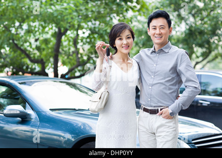 Brautpaar mit Autoschlüssel Stockfoto