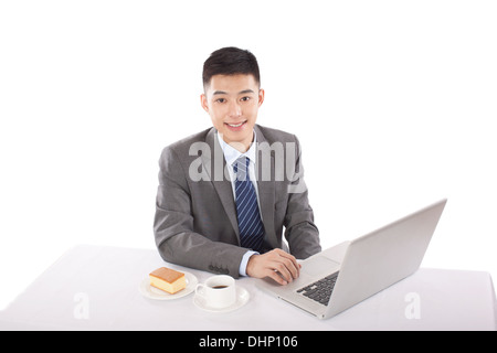 Junger Geschäftsmann arbeitet am Schreibtisch im Büro Stockfoto
