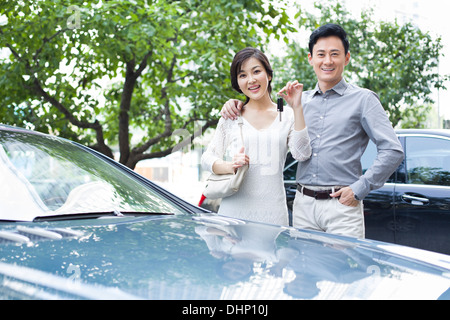 Brautpaar mit Autoschlüssel Stockfoto