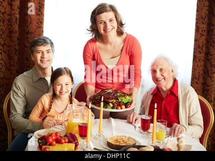 Porträt der glückliche Familie Blick in die Kamera am Abend Urlaub Stockfoto