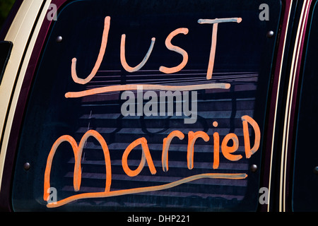 Just Married Ankündigung geschrieben am Autofenster während auf Hochzeitsreise Stockfoto