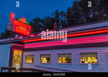 Leuchtreklame in der Nacht zum klassischen American Diner, Moody's Diner auf der Route 1 in Waldoboro, Maine. Stockfoto