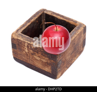 roter Mini Apfel auf alte Holzkiste Stockfoto