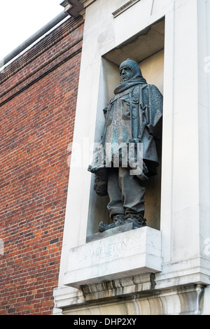 LONDON, UK - 13 NOVEMBER: Statue der Polarforscher Ernest Shackleton außerhalb des Royal Geographical Gebäudes. 13. November 2013 Stockfoto