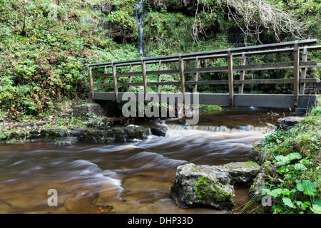 Brücke über Ashgill Beck unter Ashgill Kraft auf der South Tyne Trail Cumbria UK Stockfoto