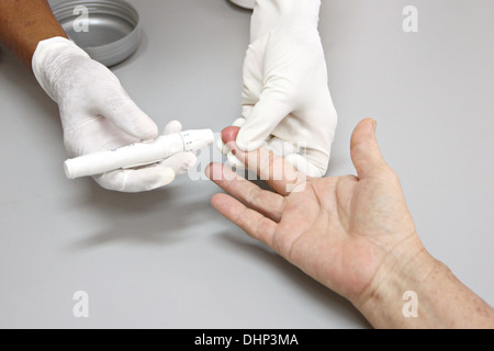 Der Bild-Blut-Zeichnung auf Fingerkuppen und finden Anomalien. Stockfoto