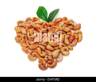 Cashew-Nüssen in Form von Herzen mit verlässt isolierten auf weißen Hintergrund Stockfoto