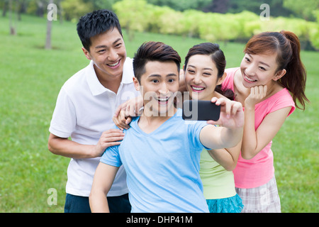 Fröhliche junge Freunde unter Selbstportrait geschossen mit Smartphone Stockfoto